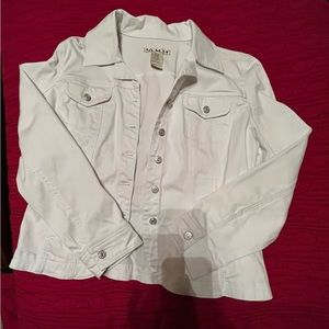 AMI White Cropped Denim Large 98% cotton 2% Spandex. Silver button.